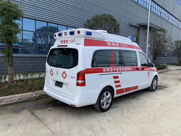 国六奔驰救护车